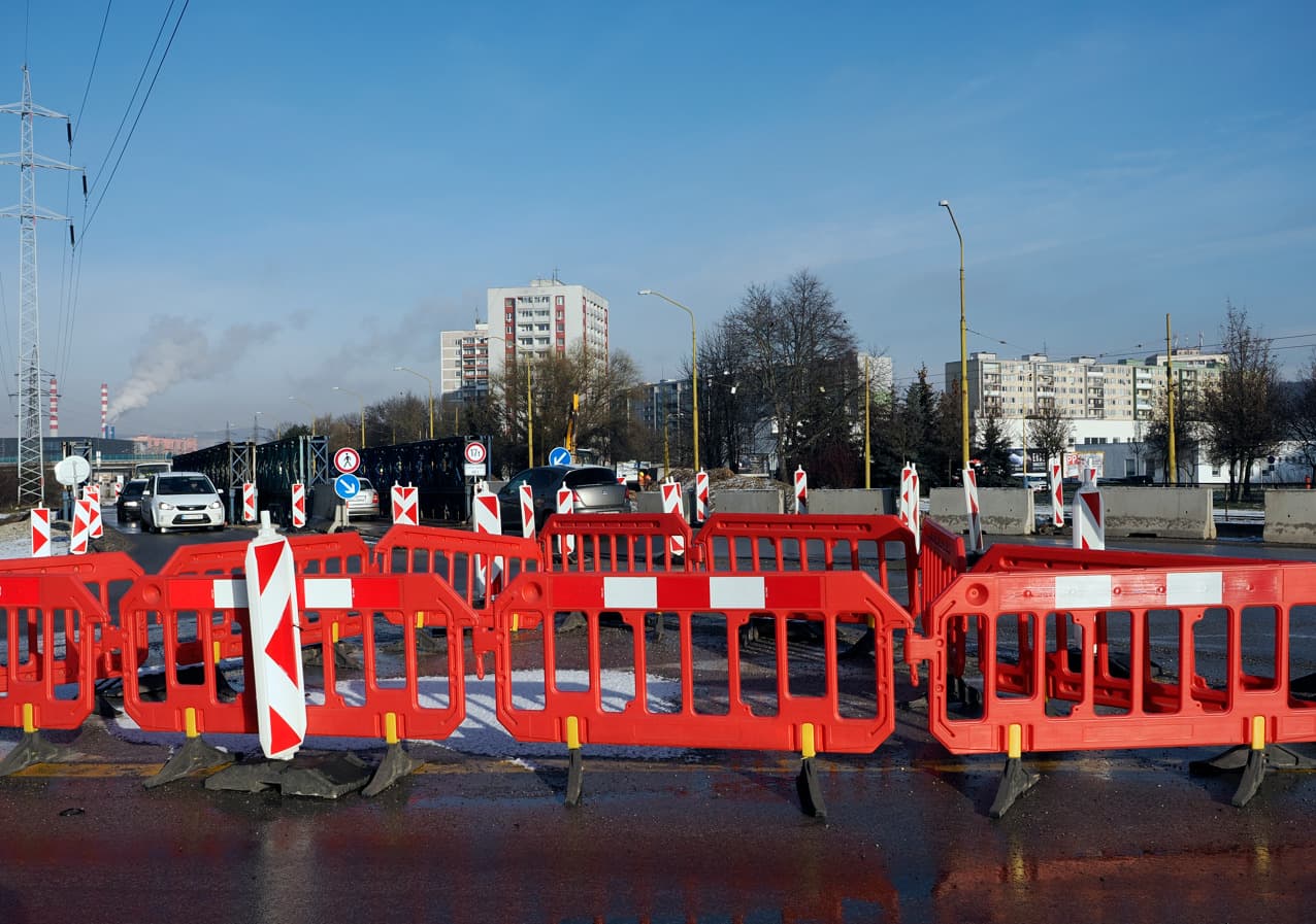 Na Slaneckej očakávajte ďalšie obmedzenia a zmeny dopravného značenia