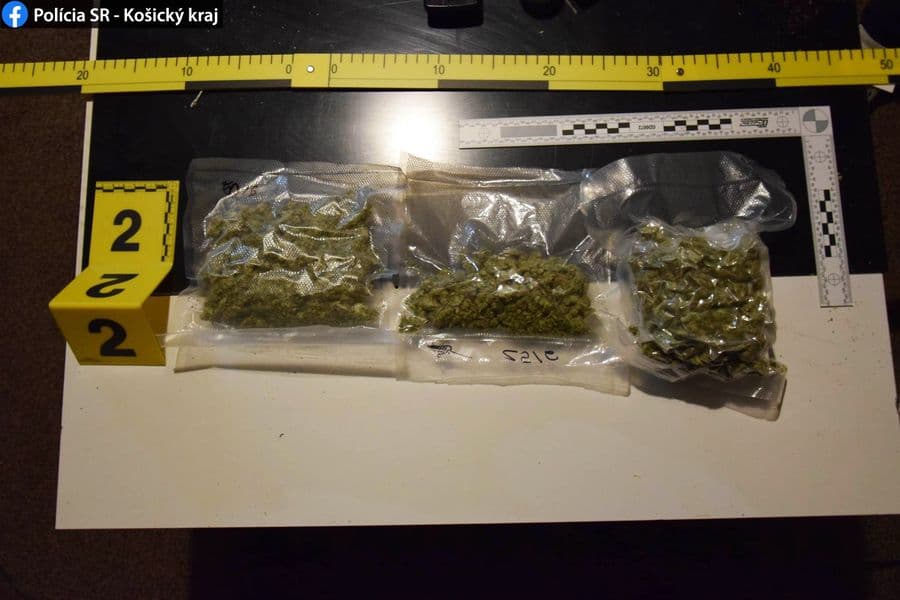 Košickí kukláči zadržali tri osoby, ktoré obchodovali s drogami (FOTO)