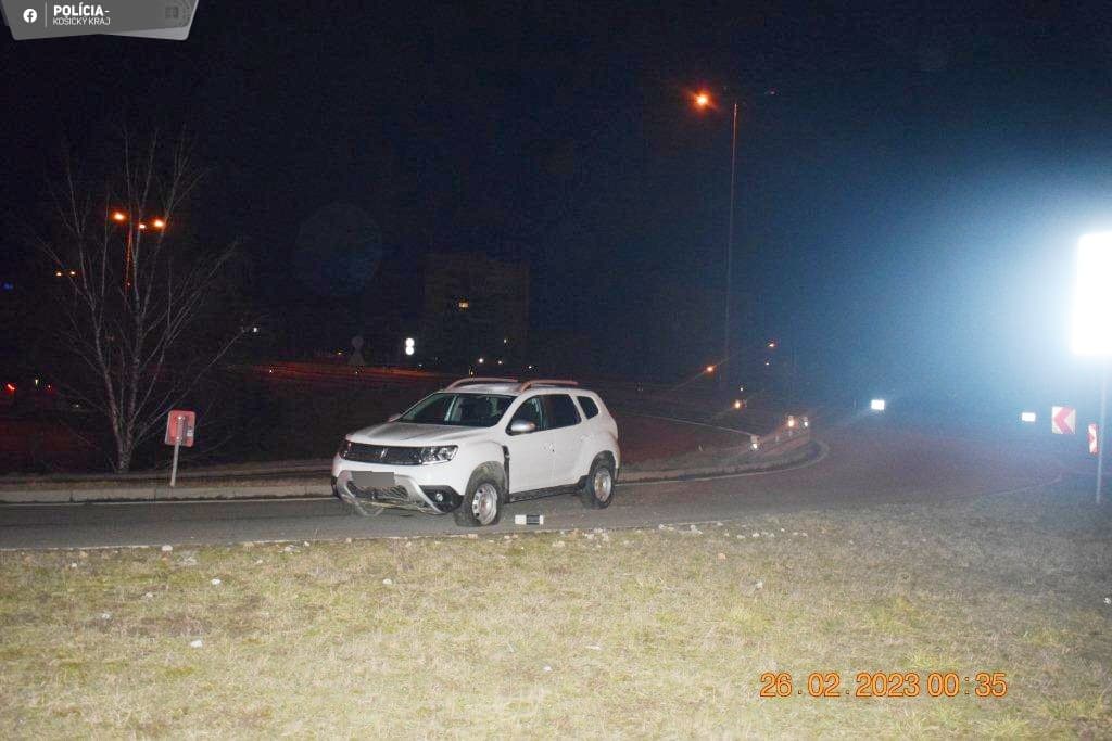 Autom narazil do zvodidla, nafúkal vyše 3 promile