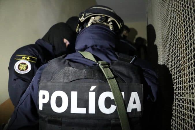 Mladá žena bodla muža do oblasti hrude a chrbta