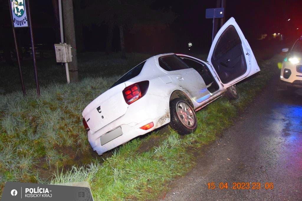 Opitá vodička havarovala na požičanom aute a bez vodičského oprávnenia (FOTO)