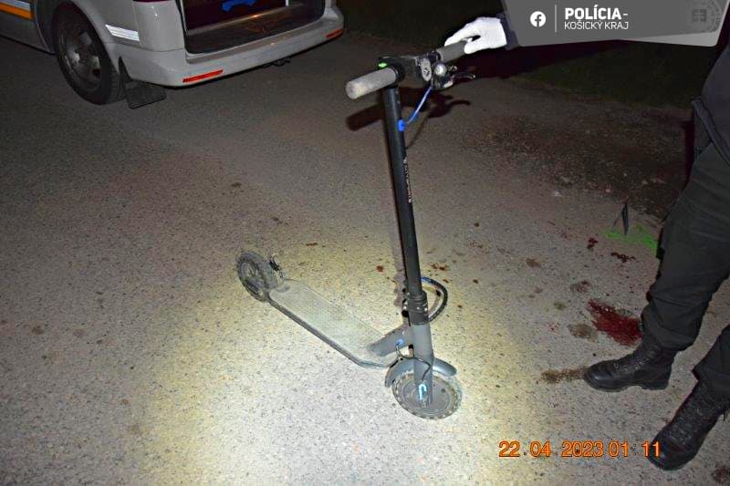 Na kolobežke sa viezli dvaja. Po páde utrpeli dospelý muž a 12-ročné dieťa zranenia (FOTO)