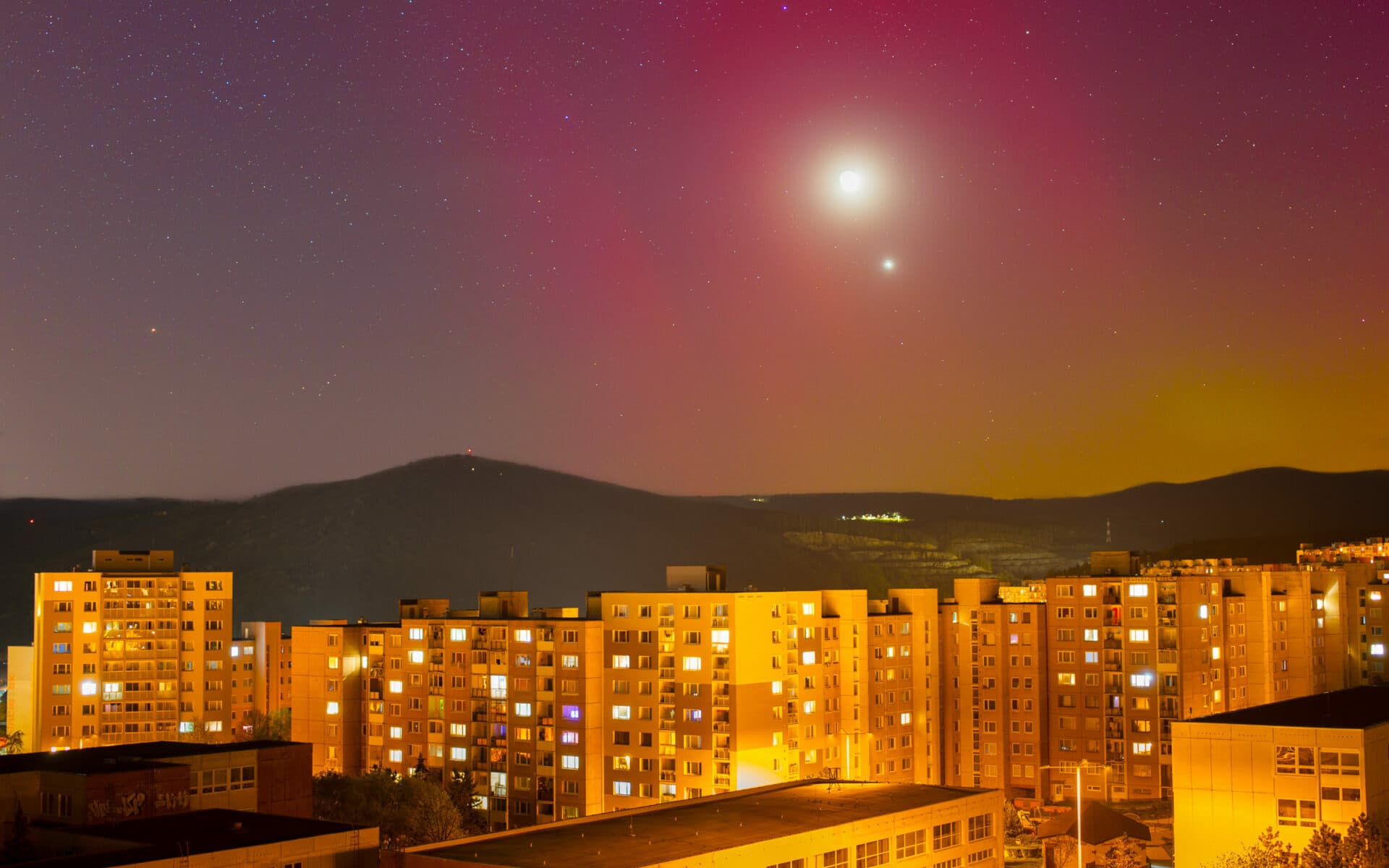 Slovenskú oblohu rozžiarila polárna žiara. Vidieť ju bolo aj nad Košicami (FOTO+VIDEO)