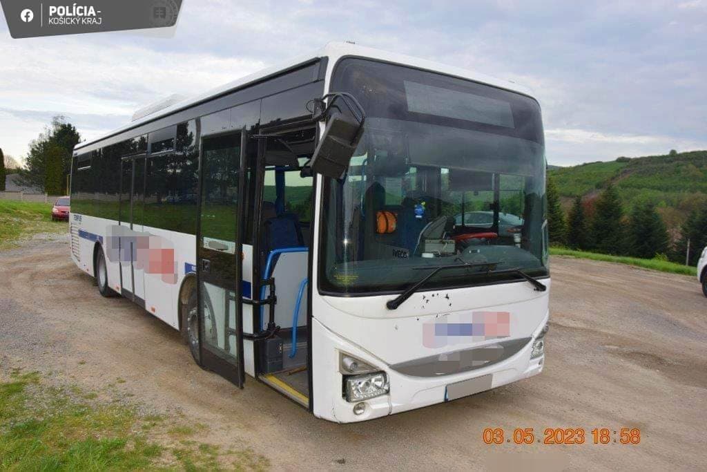Opitý vodič autobusu nafúkal vyše 2 promile. Narazil do dopravnej značky