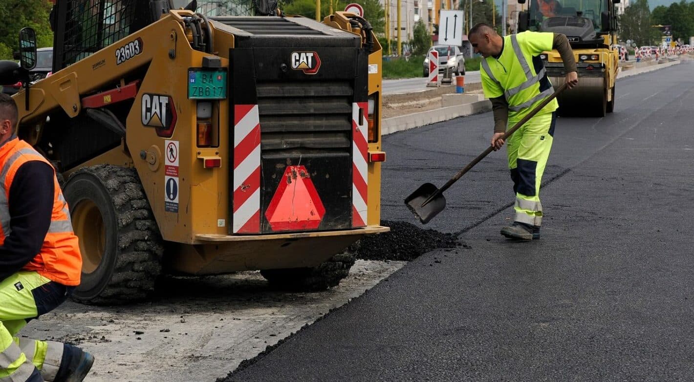 Košickí krajskí cestári majú tri nové tandemové vibračné valce. Poslúžia pri opravách a rekonštrukciách ciest