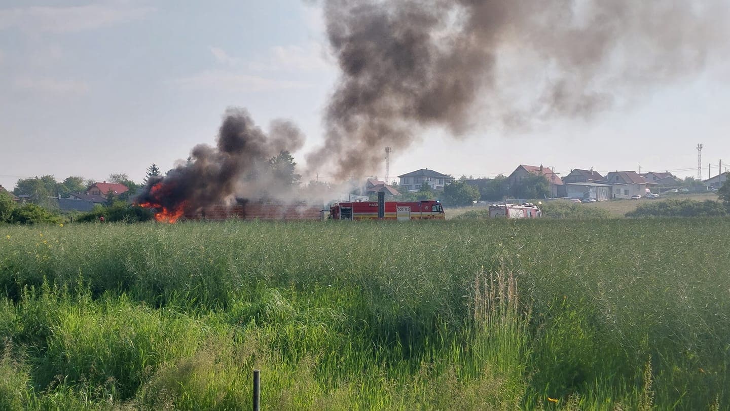 Kamión zachvátili plamene, uhorelo vyše tisíc živých kurčiat (FOTO)