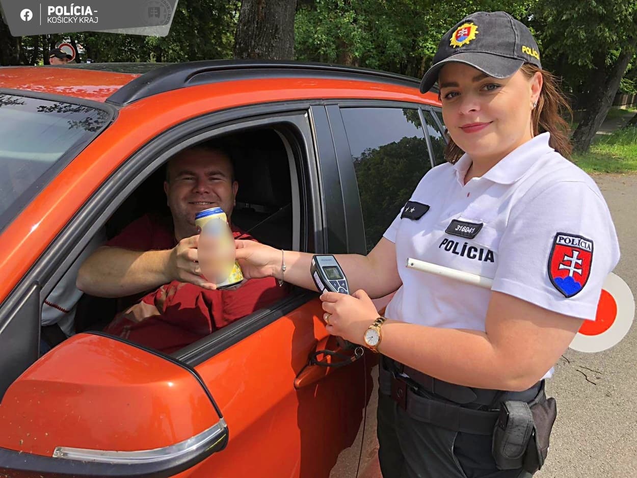 Polícia odmeňuje zodpovedných vodičov plnými plechovkami