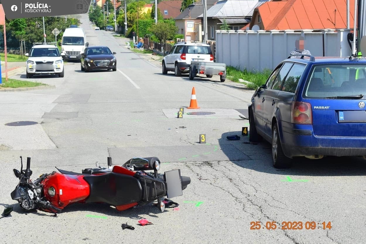 17-ročný motocyklista utrpel pri zrážke s automobilom ťažké zranenia (FOTO)