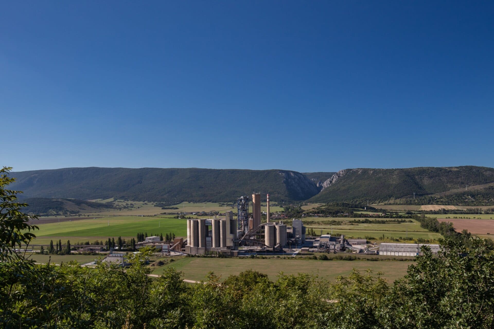 Kraj rieši znečistenie v okolí cementárne Turňa nad Bodvou