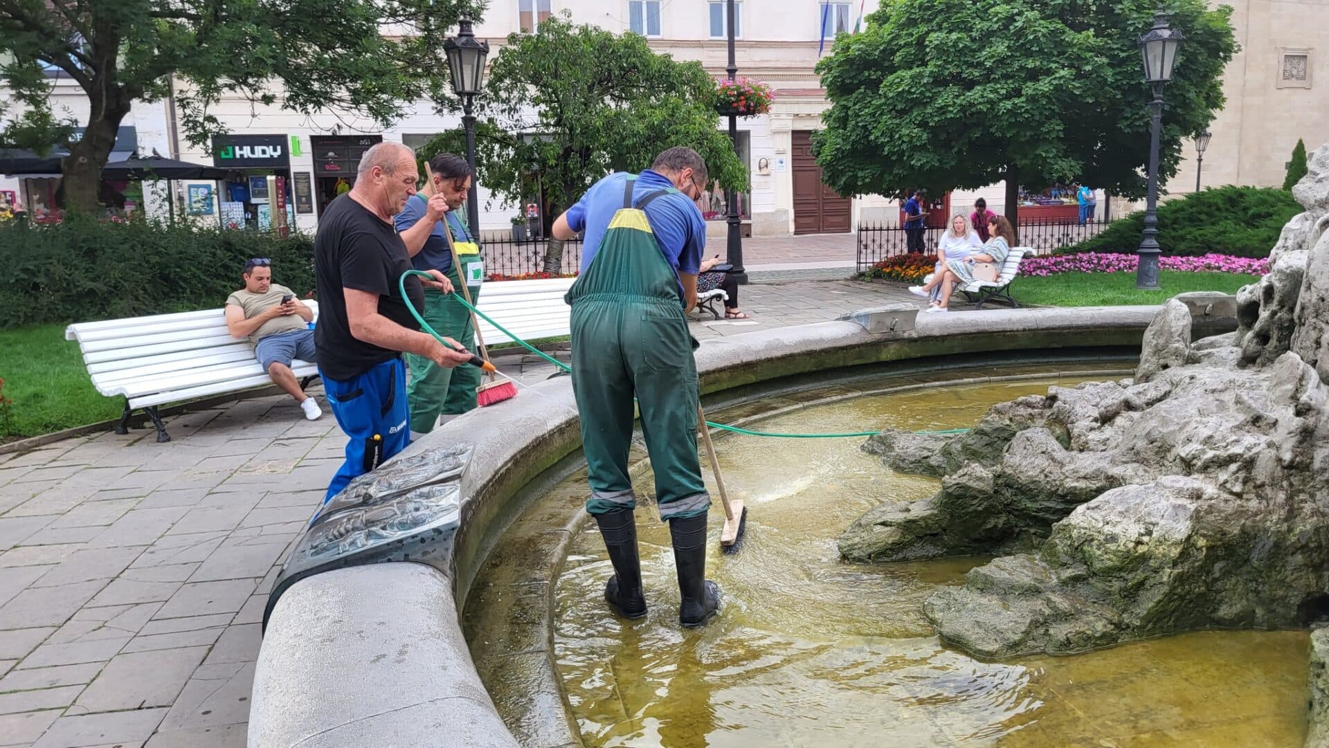 Fontánu znamení opäť obývajú jej tradiční rybí obyvatelia (FOTO)