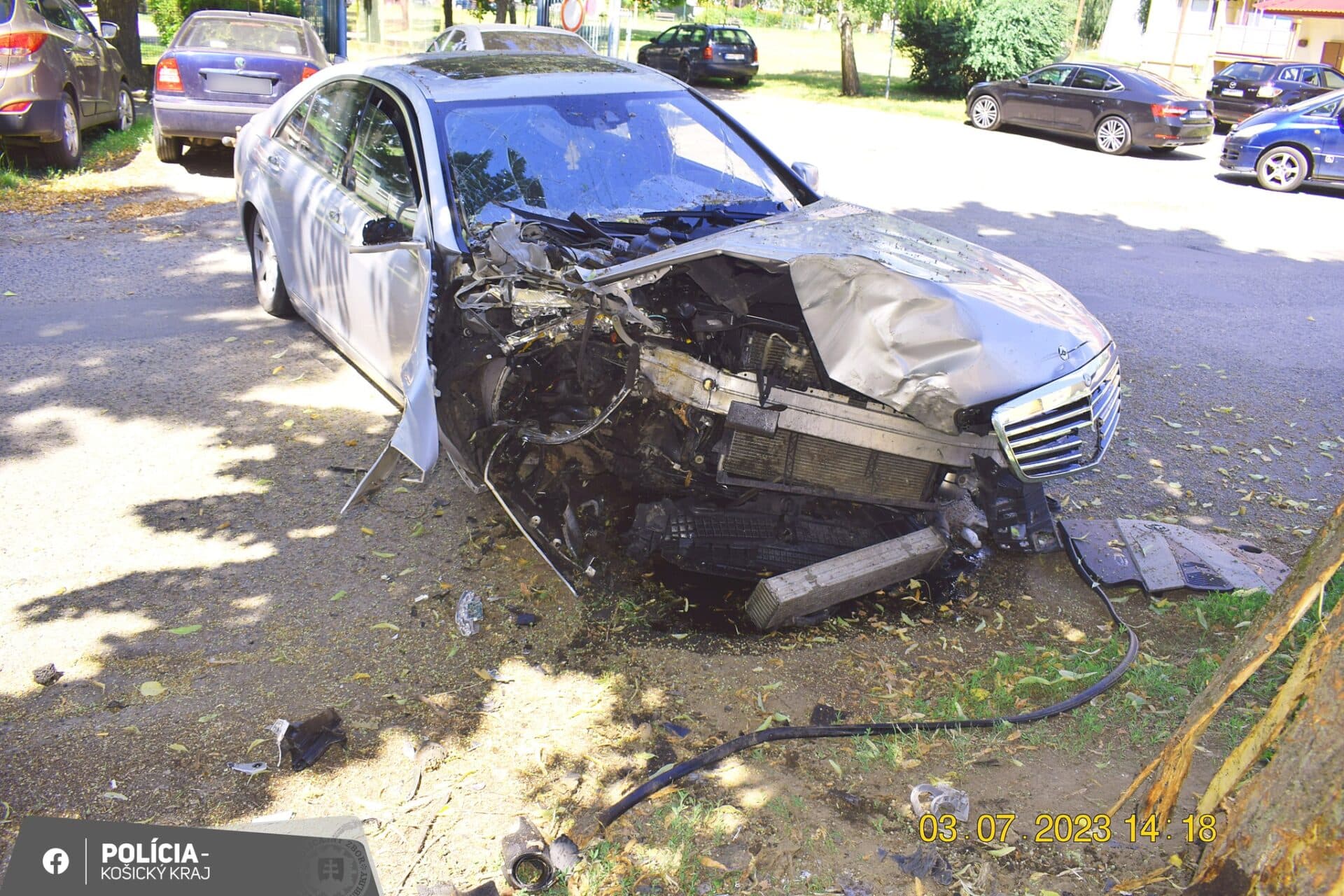 Opitý vodič pri predchádzaní mestských policajtov narazil do stojaceho auta (FOTO)