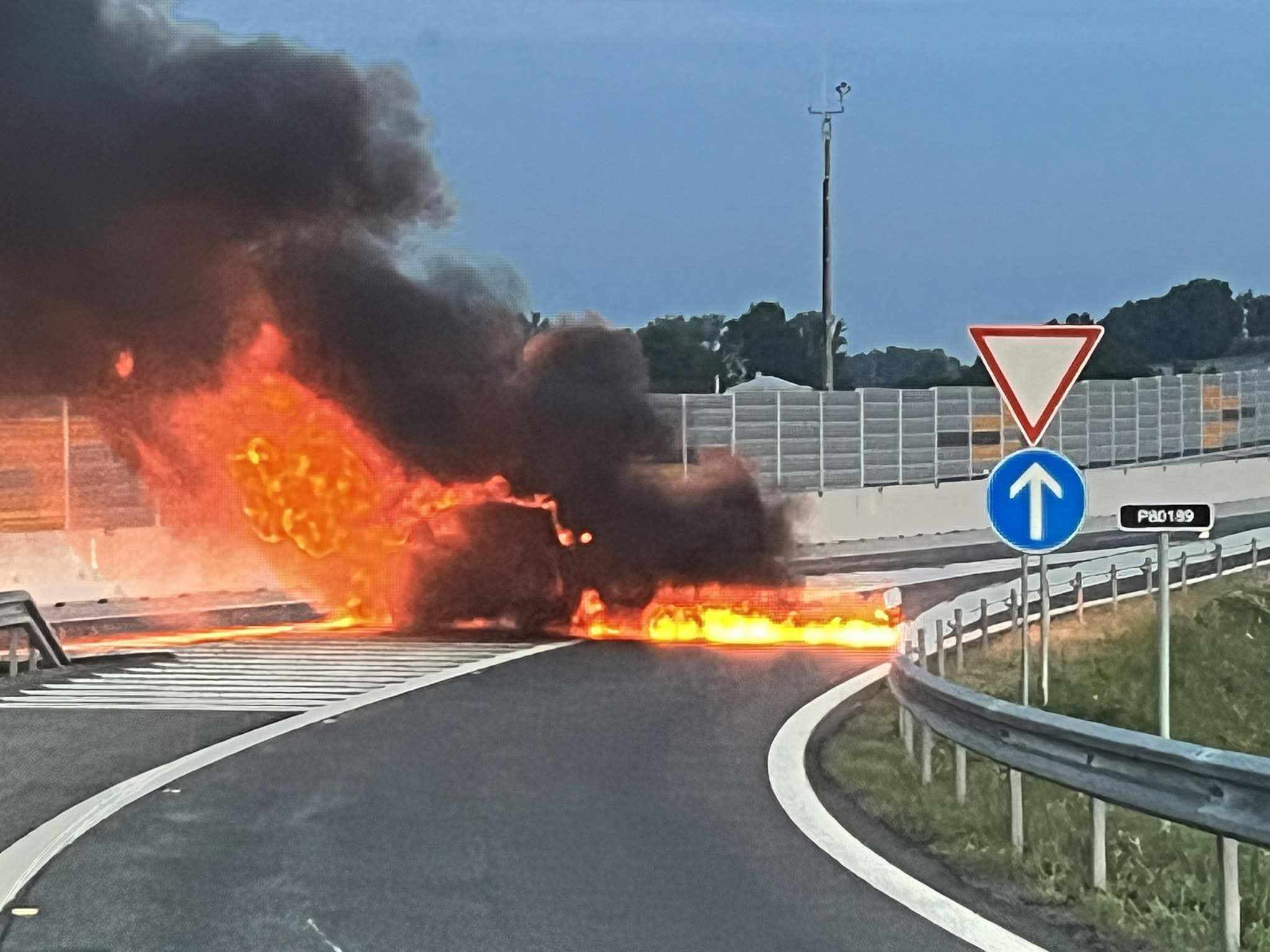 Hrôzostrašný pohľad na horiace auto sa naskytol vodičom za Košicami (FOTO)