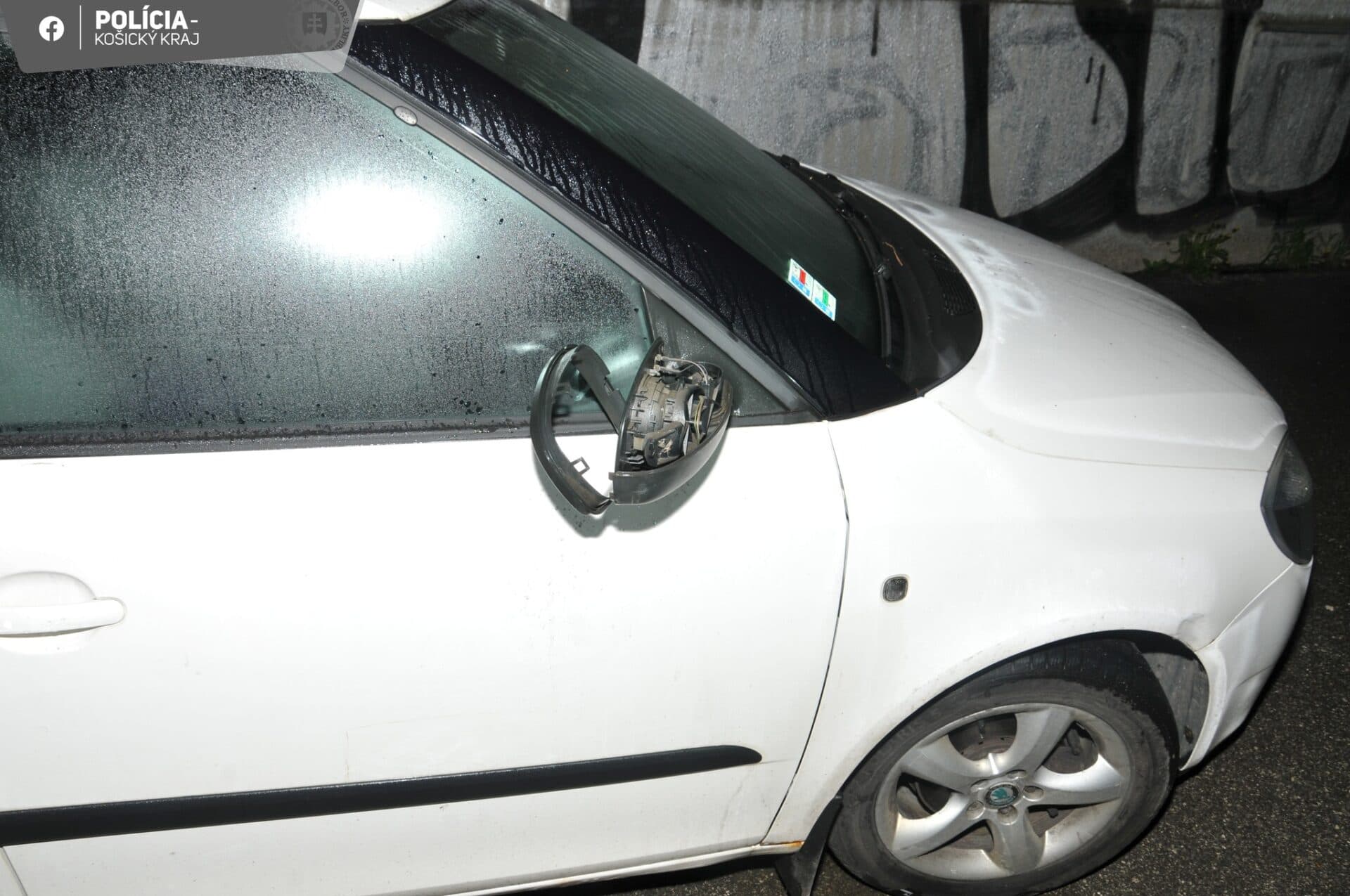 Vandal poškodil na košických parkoviskách 20 áut, hrozí mu až osem rokov