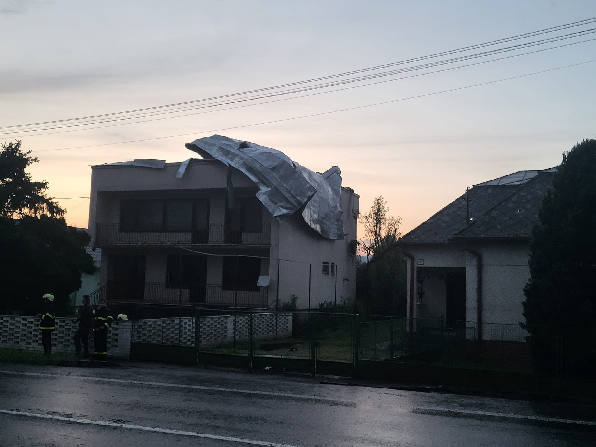 Búrky a silné dažde POTRÁPILI obyvateľov, ale aj ZÁCHRANNÉ ZLOŽKY (FOTO)