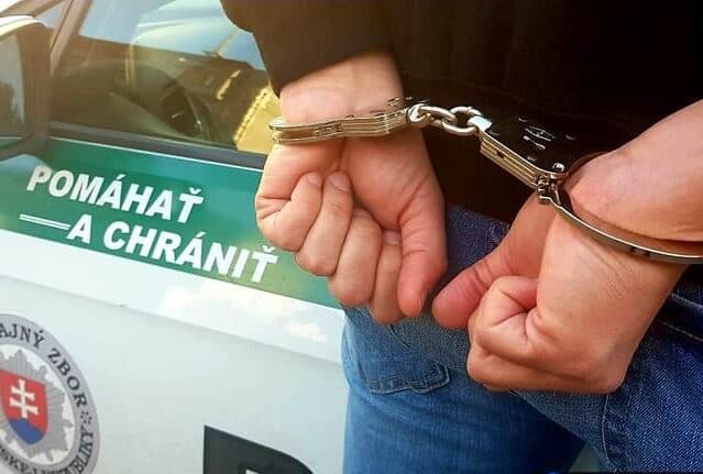 Opitý muž napadol v parku na Ťahanovciach mestského policajta