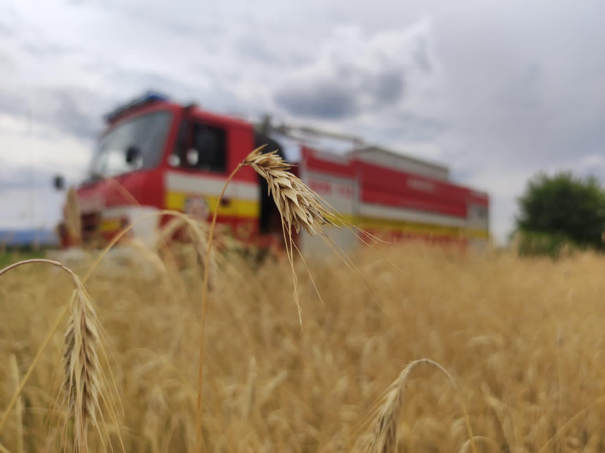 Z horiaceho traktora sa požiar rozšíril na obilie. V pohotovosti bolo deväť hasičov