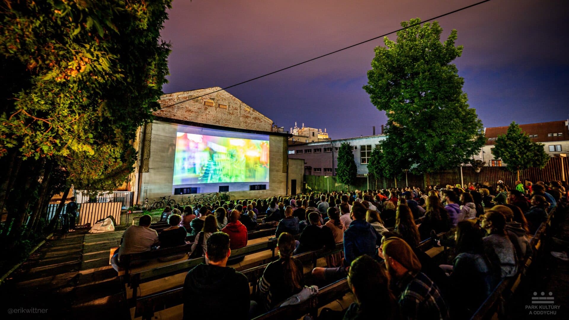 Premietanie pod holým nebom či hudobné večery v parku. Mesto žije počas leta umením