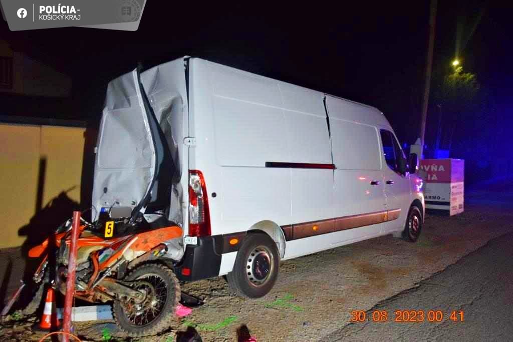 Opitý mladík spôsobil nehodu. Tehotná spolujazdkyňa prerazila dvere zaparkovaného auta (FOTO)