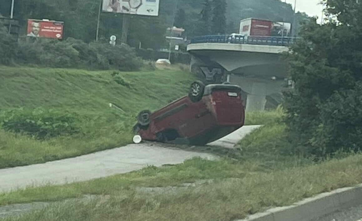 Vodič na Vyšnom Opátskom zišiel z cesty. Auto skončilo prevrátené na streche