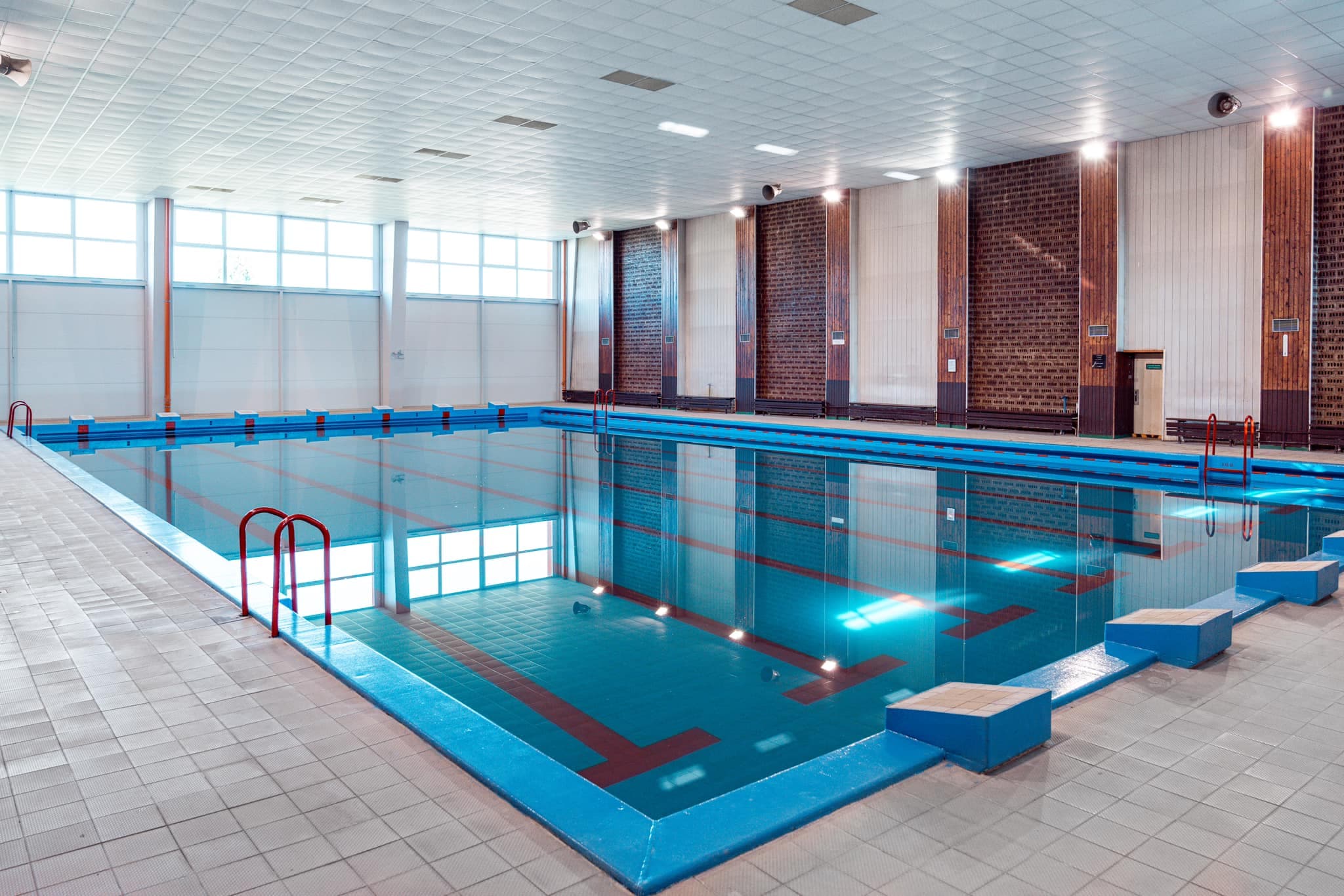 Sauna a sedem plaveckých dráh. Žiakom na tejto škole môžu mnohí závidieť (FOTO)
