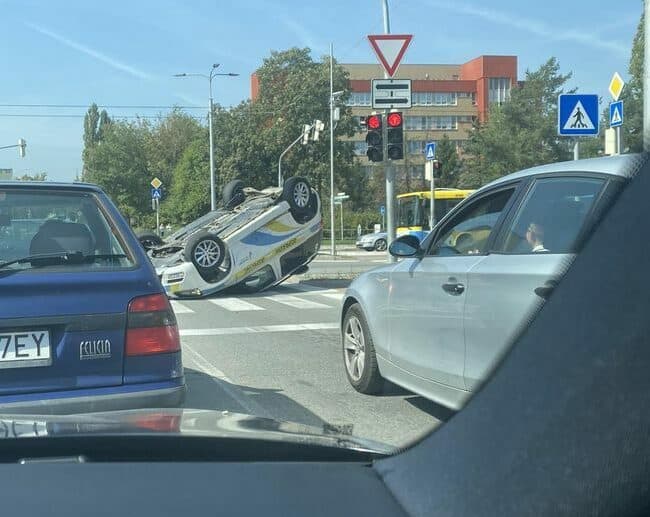 V Košiciach sa po zrážke prevrátilo auto na strechu