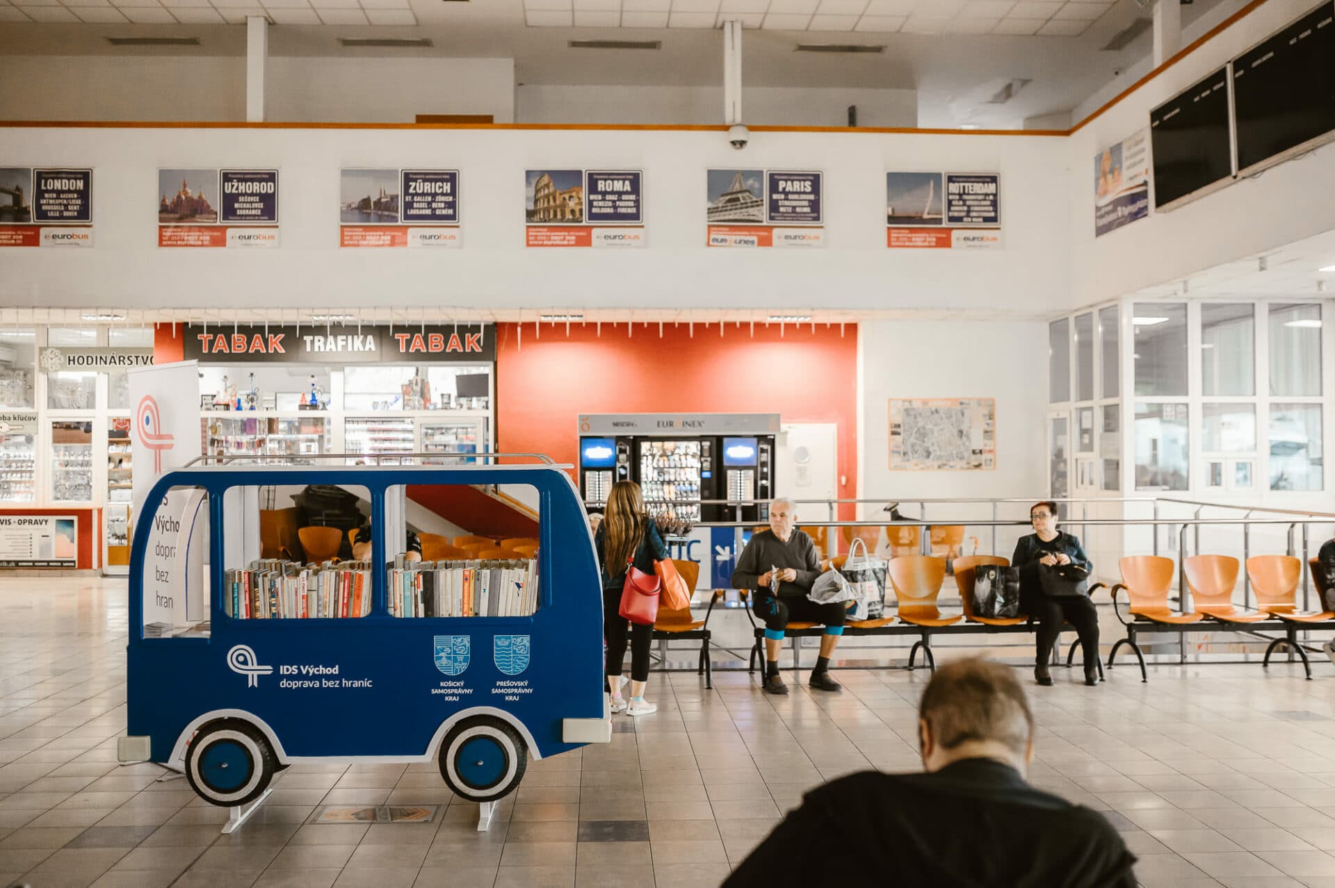 Na autobusovej stanici v Košiciach pribudla zdieľaná knižnica (FOTO)