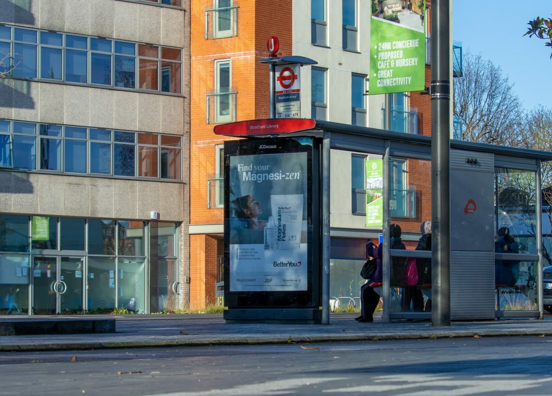 OTRASNÝ NÁLEZ na autobusovej zastávke! Matka nechala novorodenca v drevenej krabici