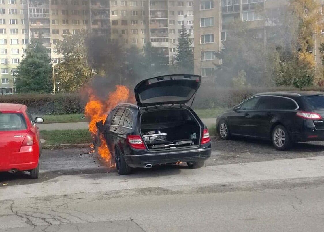 Vozidlo jej pred očami pohltili plamene (FOTO)