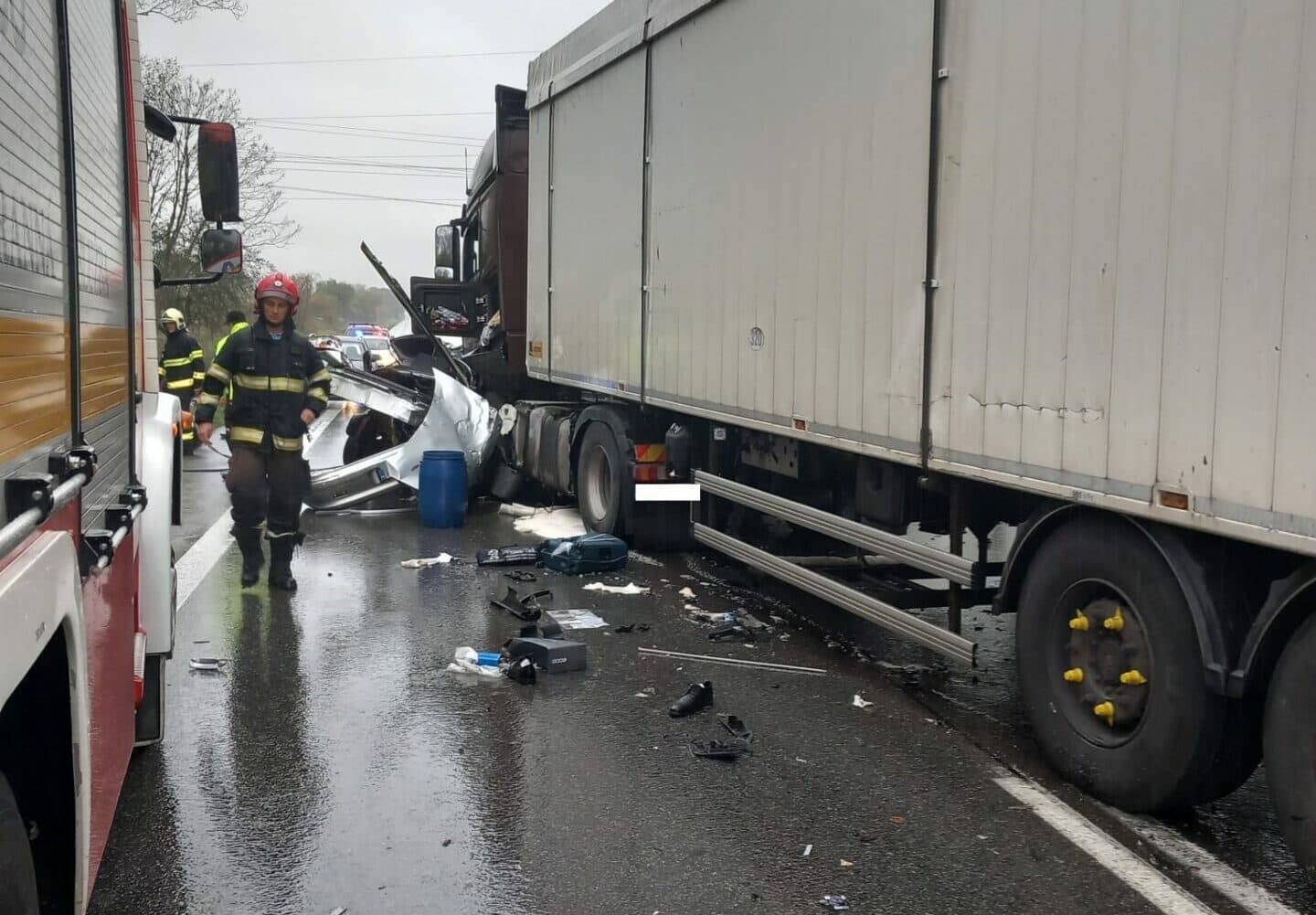 V dôsledku vážnej dopravnej nehody bola cesta neprejazdná (FOTO)
