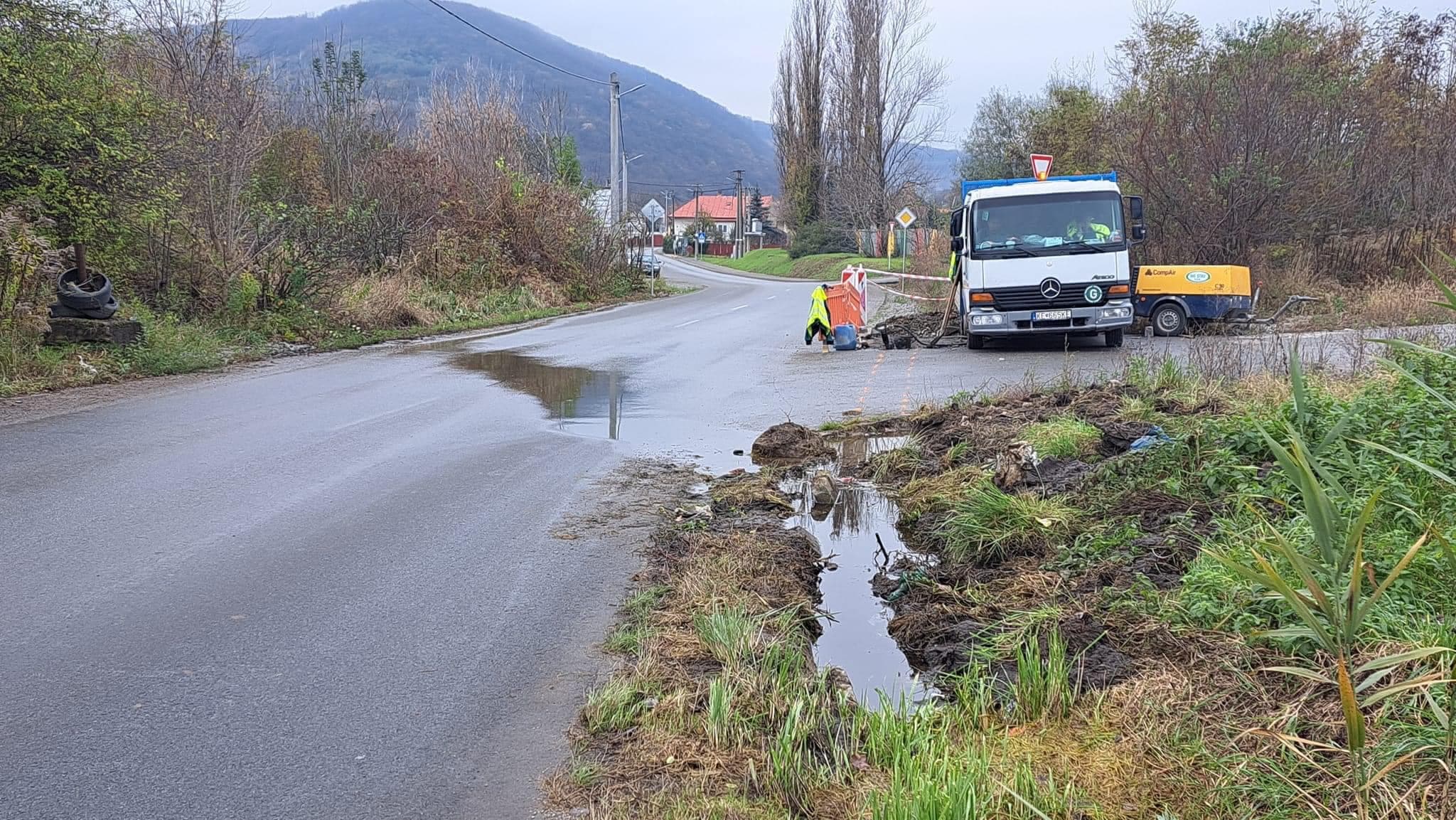 Vytekajúca voda ničila vozovku. Po odvoňovacom žľabe sa pracuje aj na ďalších úpravách