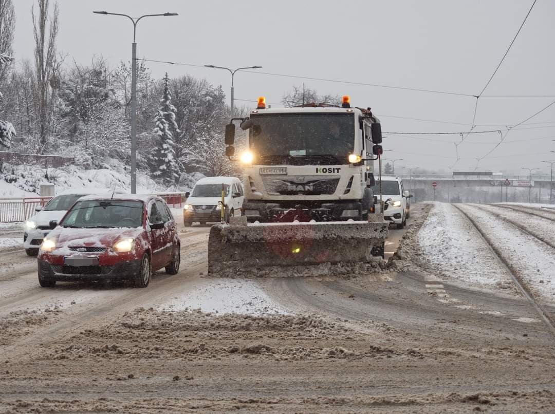 V Košickom kraji sú cesty zjazdné, no zasnežené