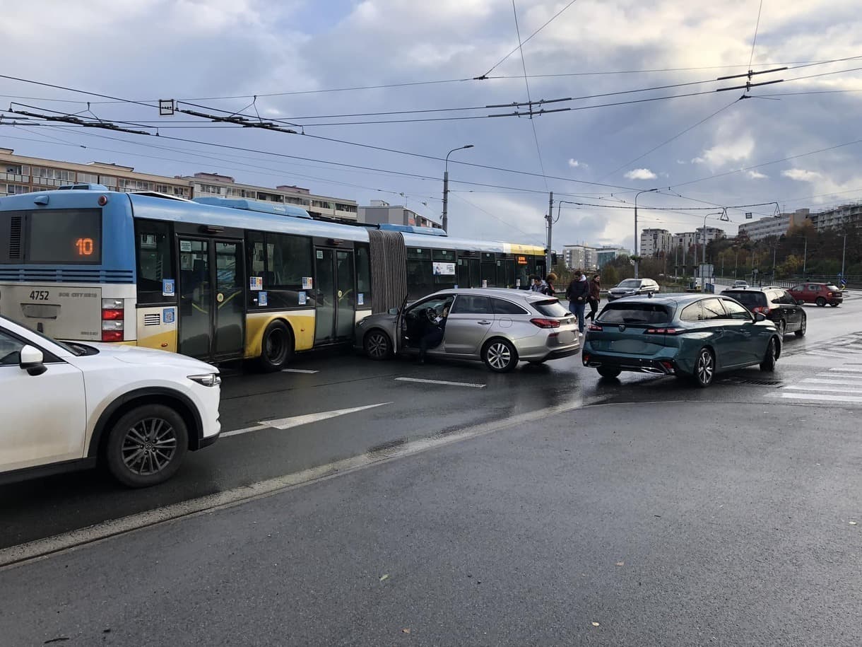 Nerešpektovala značku a narazila do autobusu