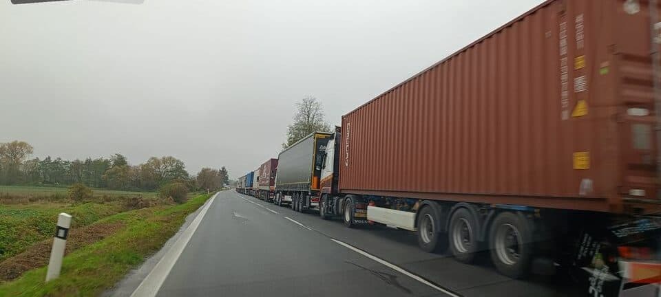 Na D1 je odstavených vyše 200 kamiónov, problémy sú aj na R4