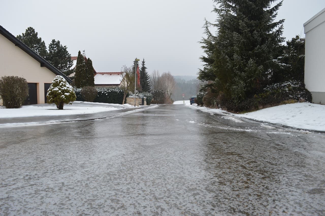 Fotografia k súvisiacemu článku Poľadovica pod nohami zvyšuje riziko pádov a úrazov. Záchranári radia, ako sa správať v takejto situácii