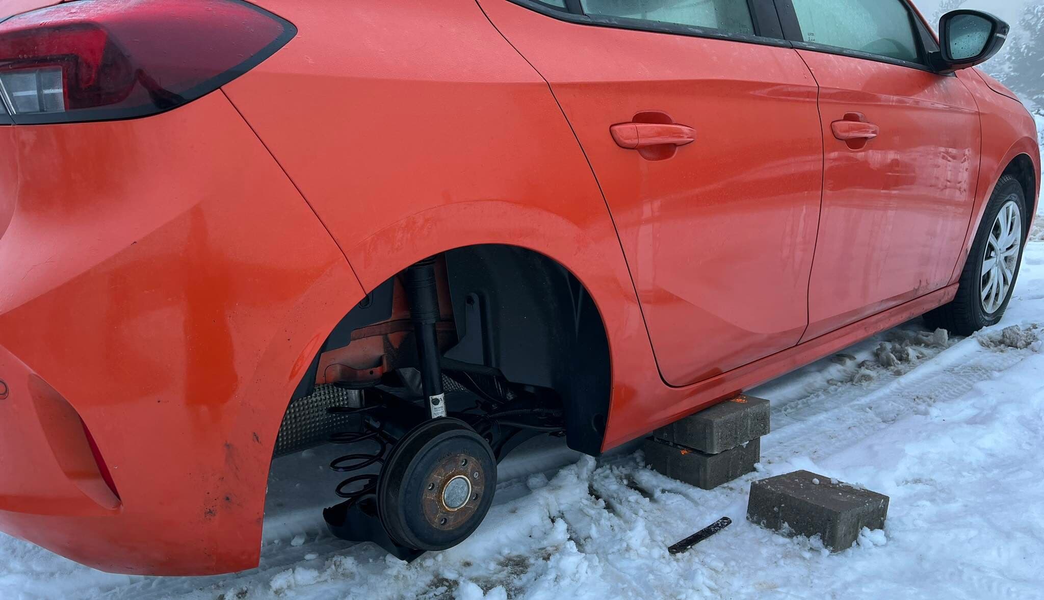 Krádež na košickom sídlisku! Zlodej UKRADOL zadné pneumatiky na zaparkovanom vozidle