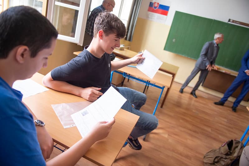 Školy dnes odovzdávajú žiakom polročné hodnotenie, prázdniny však mať nebudú