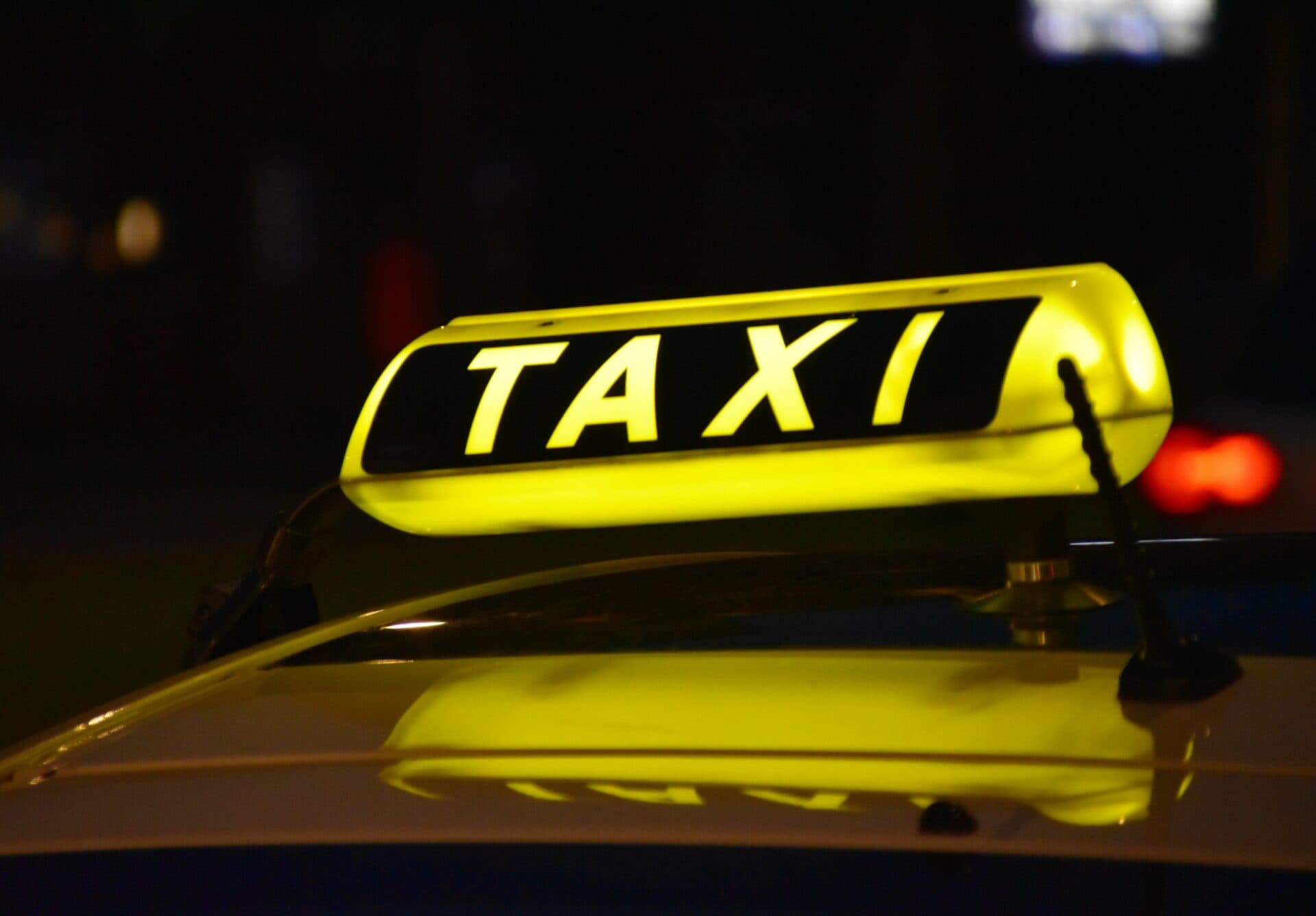 DVE MUCHY JEDNOU RANOU? Pri bežnej kontrole taxíka našli colníci DROGY aj HĽADANÚ OSOBU