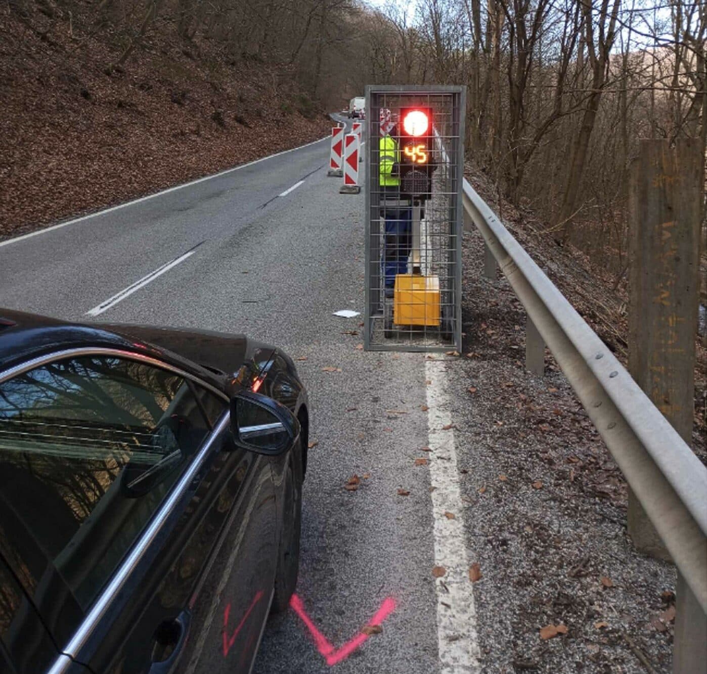 Košice vyhlásili MIMORIADNU situáciu. Časť zosunutej cesty na Bankove ohrozuje vodičov