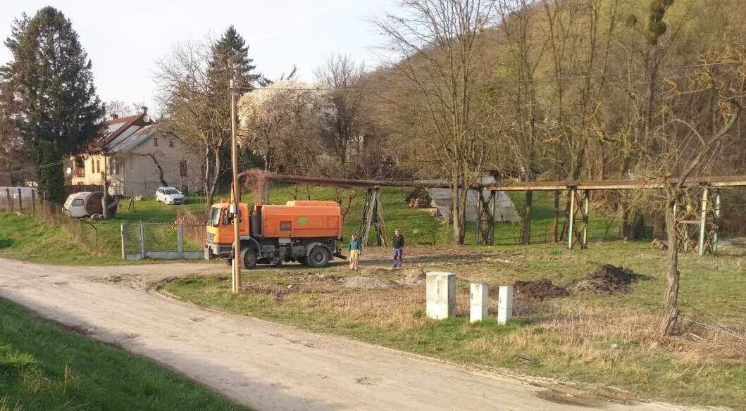 Jarné upratovanie v MČ Vyšné Opátske prinieslo problémy. Odpad bol vyvezený na súkromný pozemok