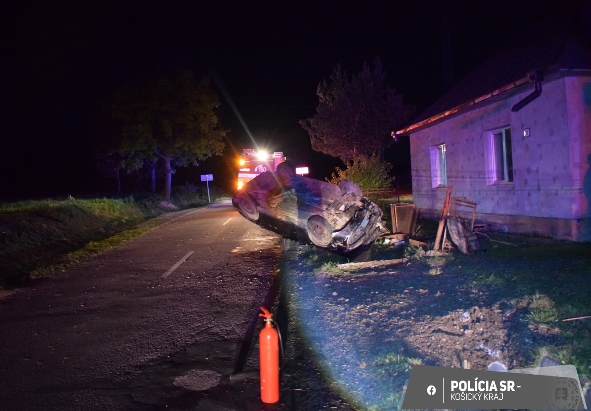 Mladík si pred jazdou vypil. S autom skončil na streche a v plote rodinného domu