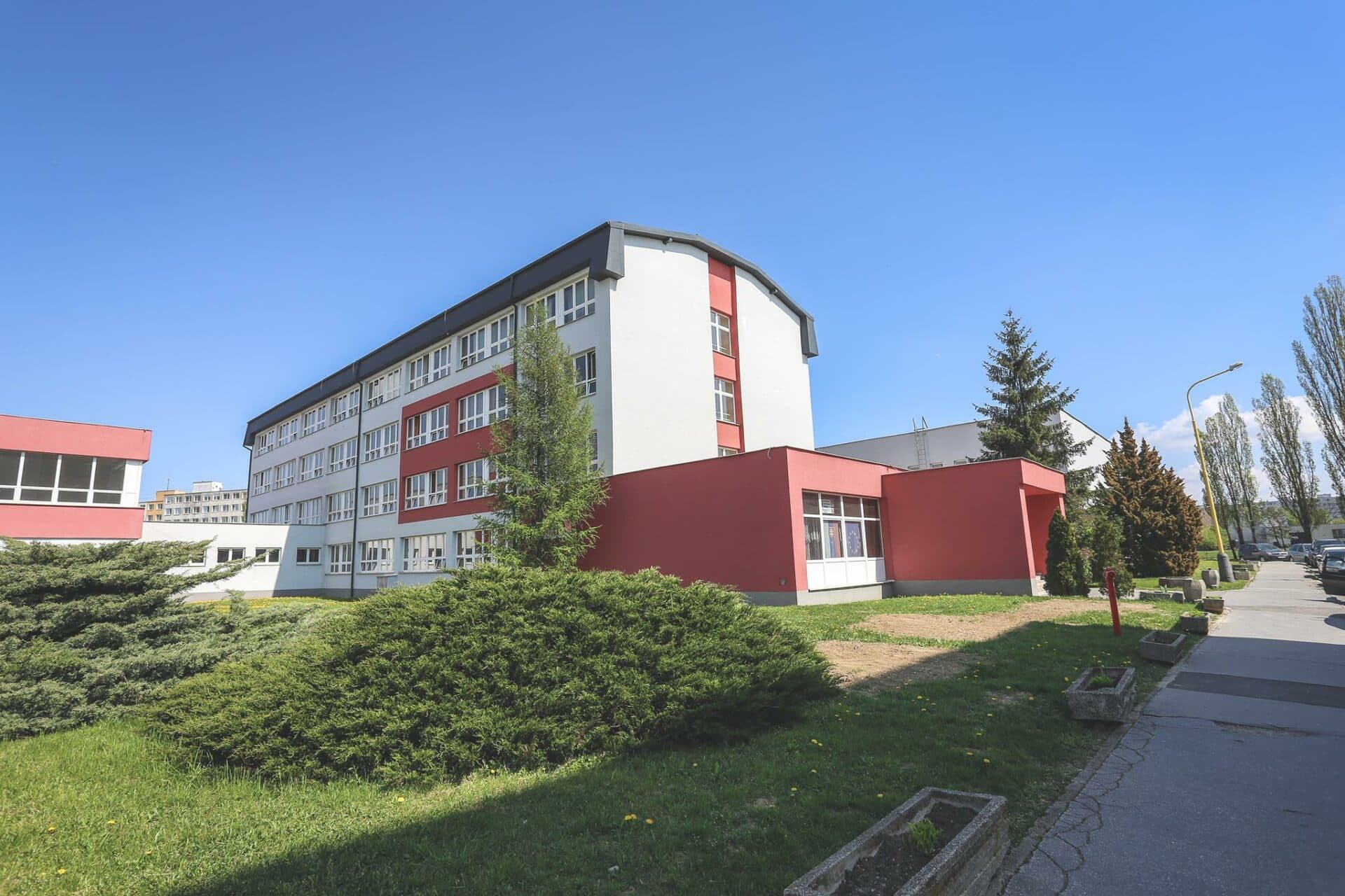 Fotografia k súvisiacemu článku Koncoročné vysvedčenia si prevzalo viac ako 22-tisíc žiakov župných stredných škôl