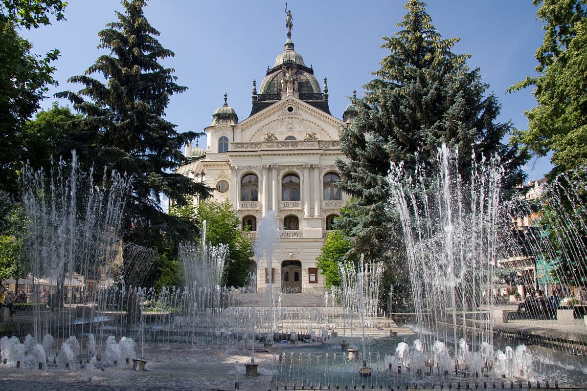 Spievajúca fontána v Košiciach prechádza do jesenného režimu