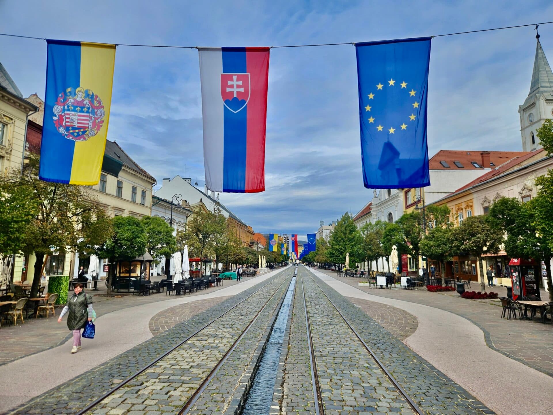 Hlavnú ulicu v Košiciach zdobí 108 vlajok pre MMM