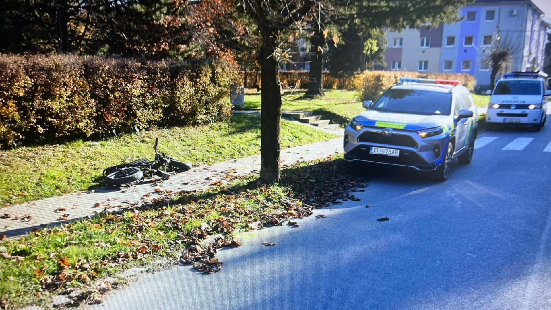 V Rožňave narazil opitý cyklista do stromu