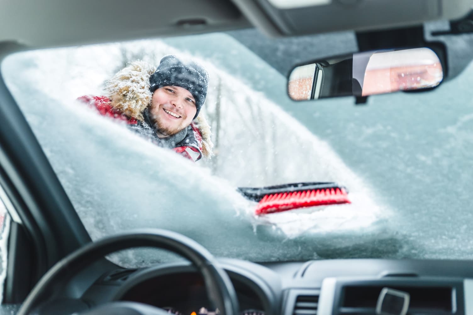 Ako chrániť svoje auto počas zimy? Najmä, ak neparkujete v garáži