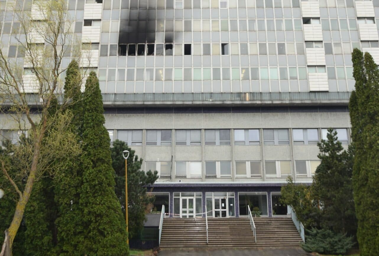 Lekárski odborári žiadajú urgentné riešenie rizík po požiari v UNLP Košice