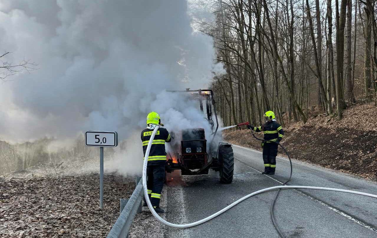Hasiči zasahovali pri požiari traktora (FOTO+VIDEO)
