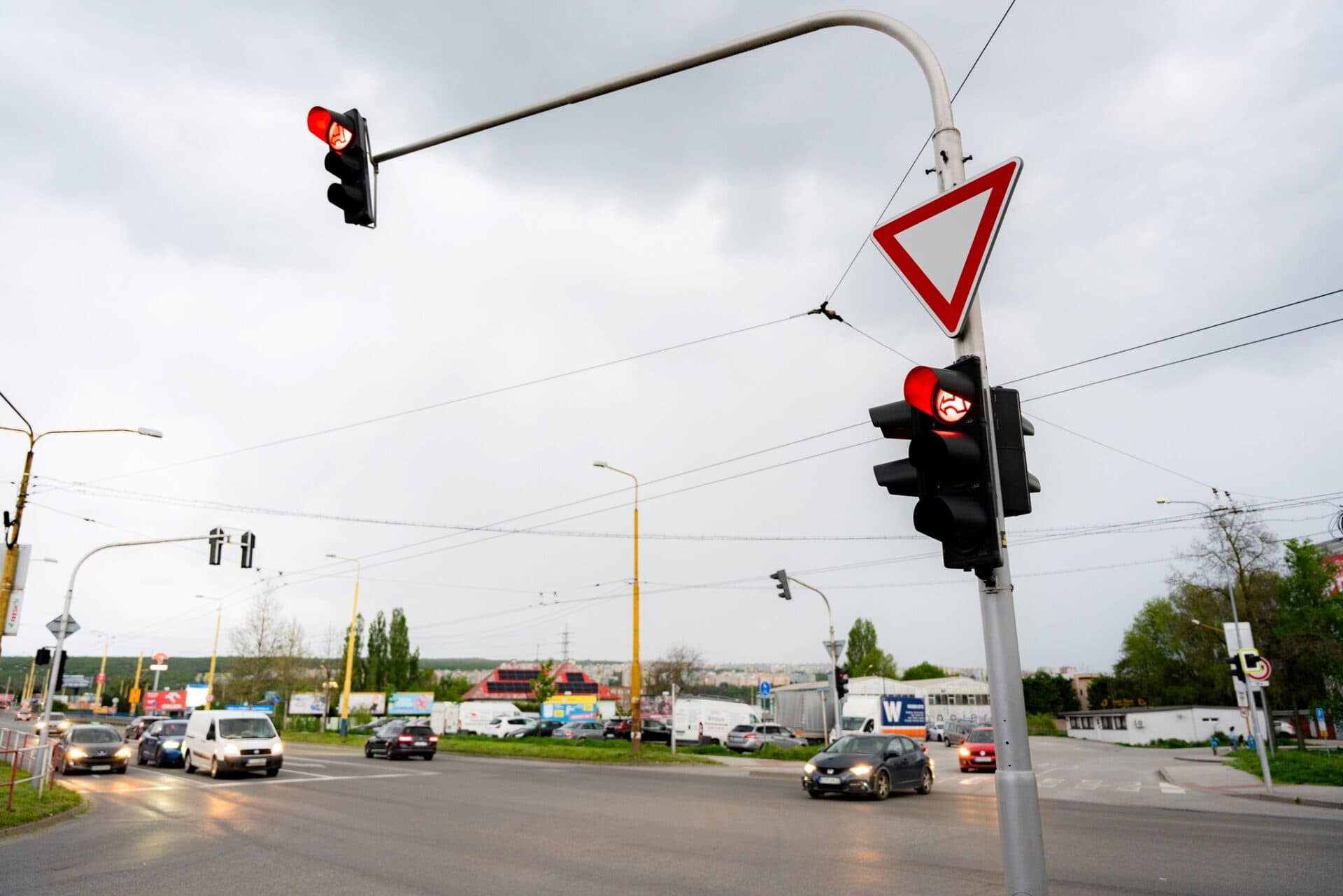 Svetelná križovatka Palackého – Bajzova – Krivá je mimo prevádzky, dopravu riadi polícia
