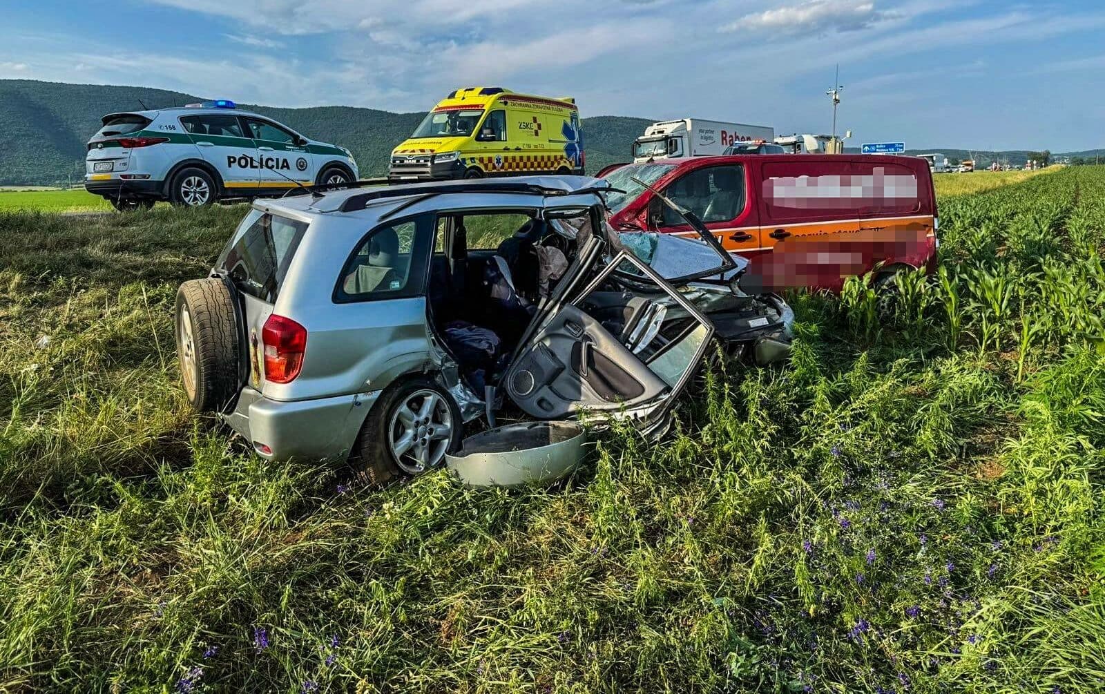 Po nehode pri Turni nad Bodvou zasahoval aj vrtuľník (FOTO)