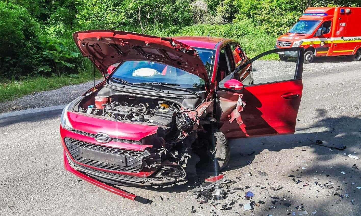 Pri nehode v Sadoch nad Torysou sa zranili tri osoby, medzi nimi aj dieťa